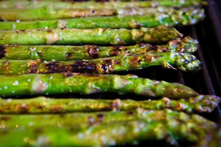 asparagus on the grill