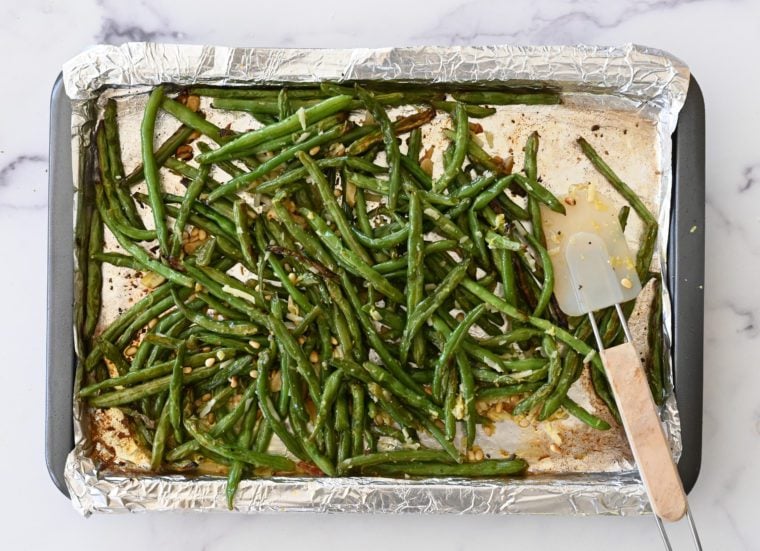 roasted green beans on baking sheet