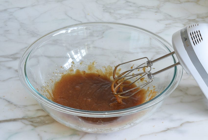 how to make mixed butter and sugars in mixing bowl