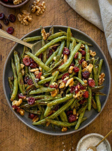 Roasted green beans with cranberries and walnuts