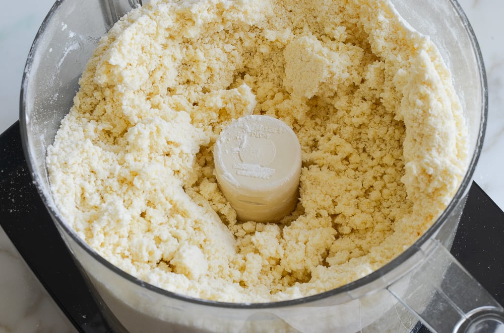 Food processor of crumbly dough.