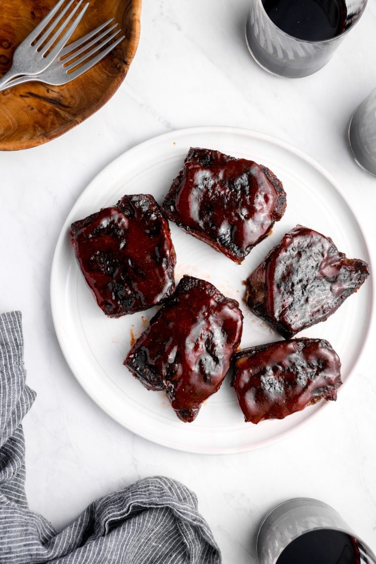 Barbeque short ribs on a plate.