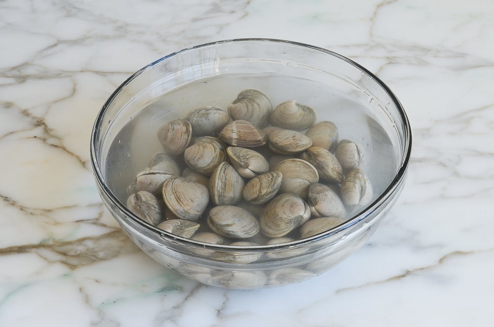 Bowl of soaking clams.