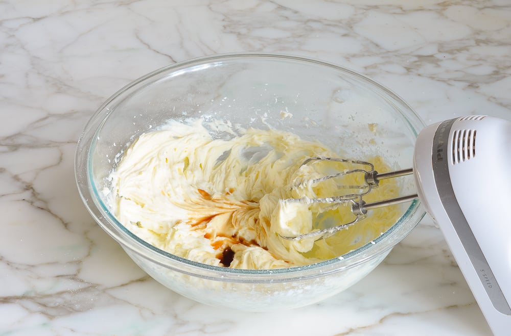 Bowl with cream cheese, Confectioner's sugar, and vanilla.