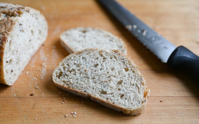 Slices of bread with a bread knife.