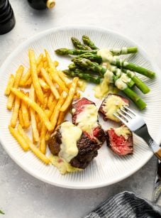 bearnaise sauce on steak and asparagus