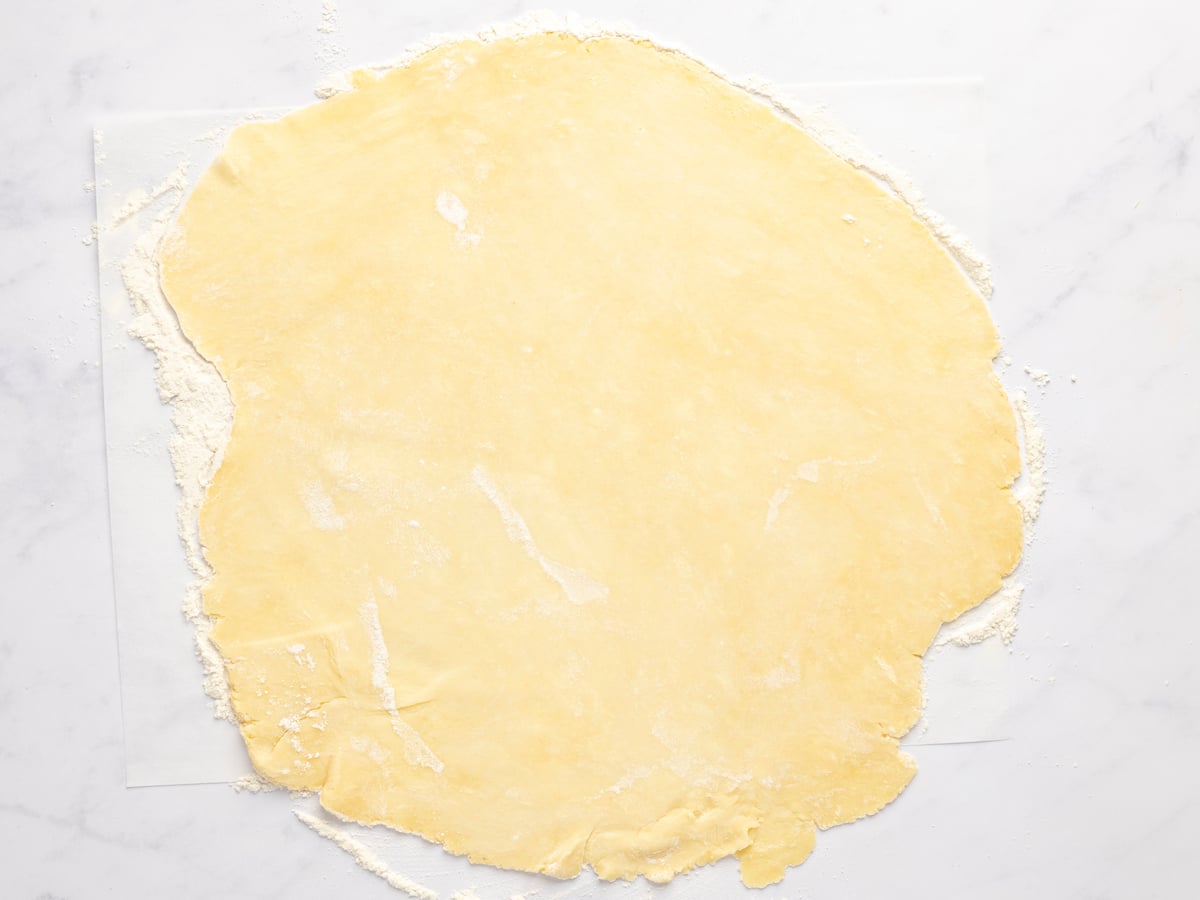 pie crust rolled into 13-inch circle on floured work surface