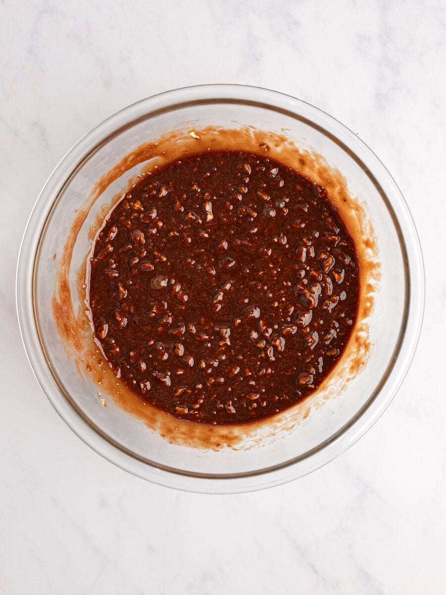 pecans combined with pie filling in large bowl