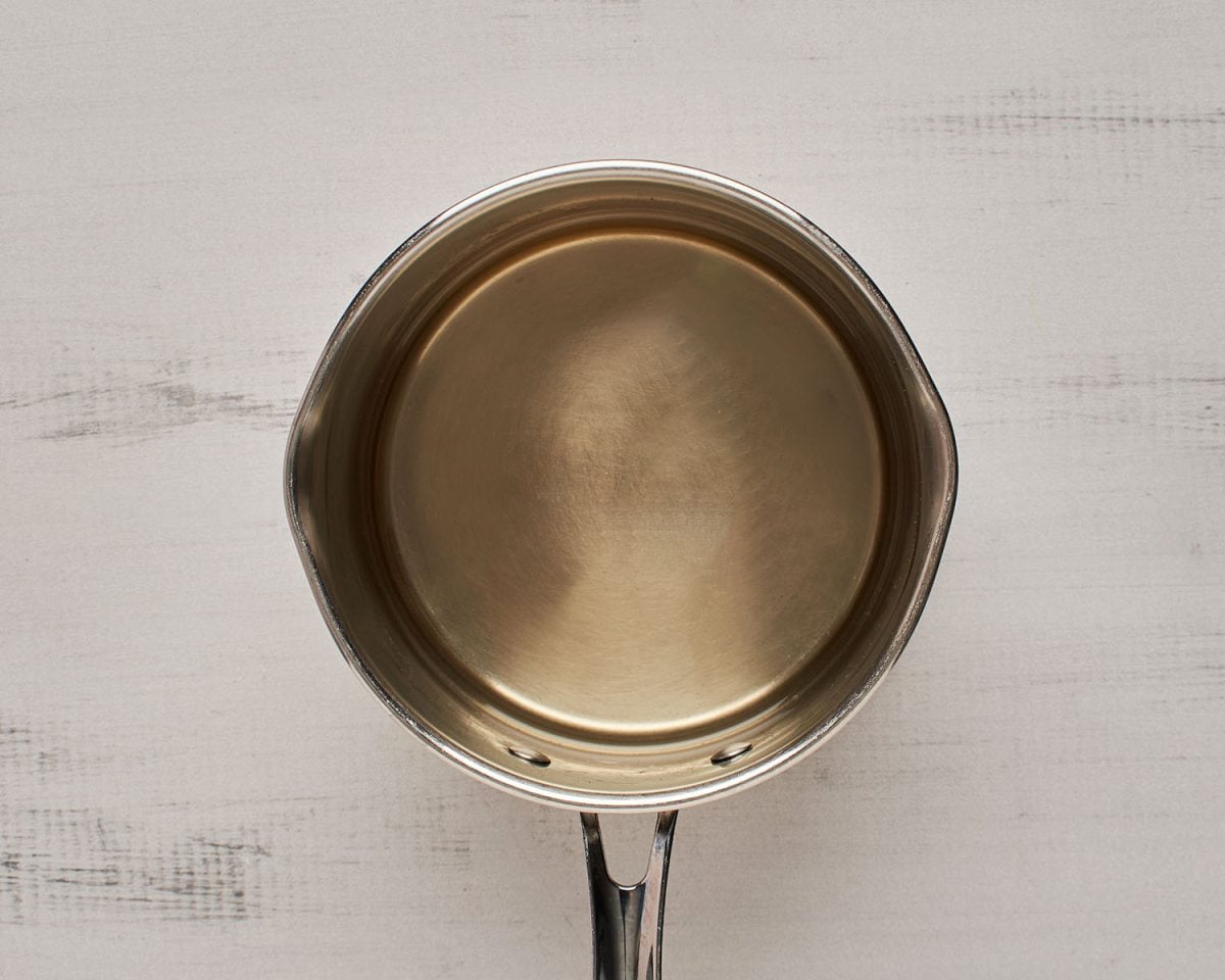 simple syrup in pot